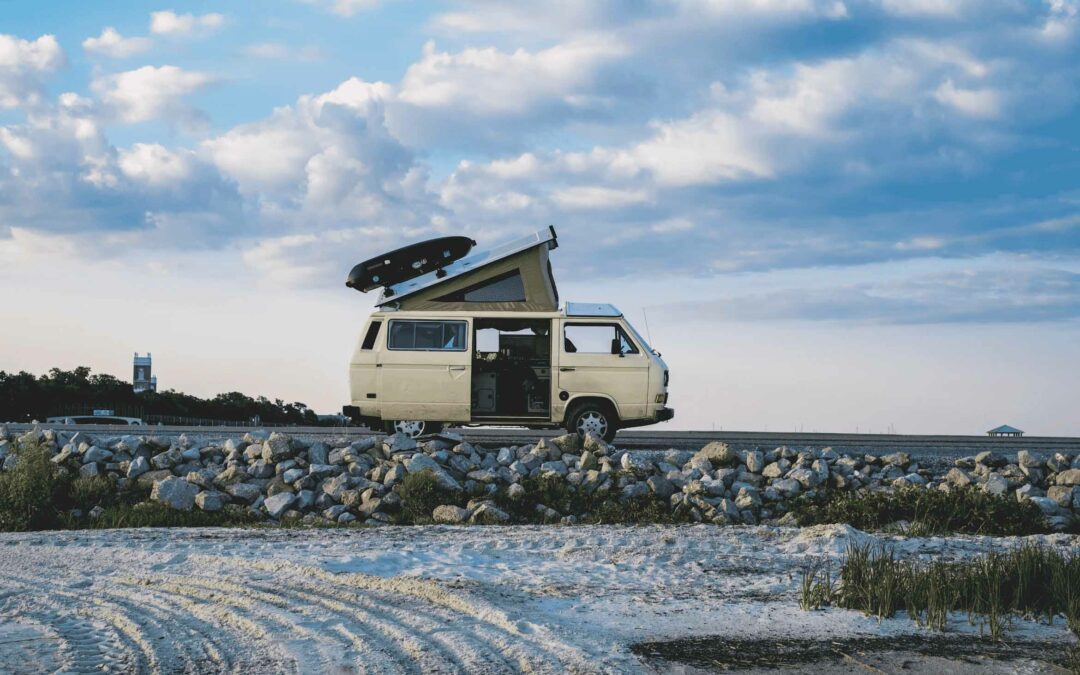 Autonomie électrique en van : combien de solaire et de batterie ? (Calculateur)