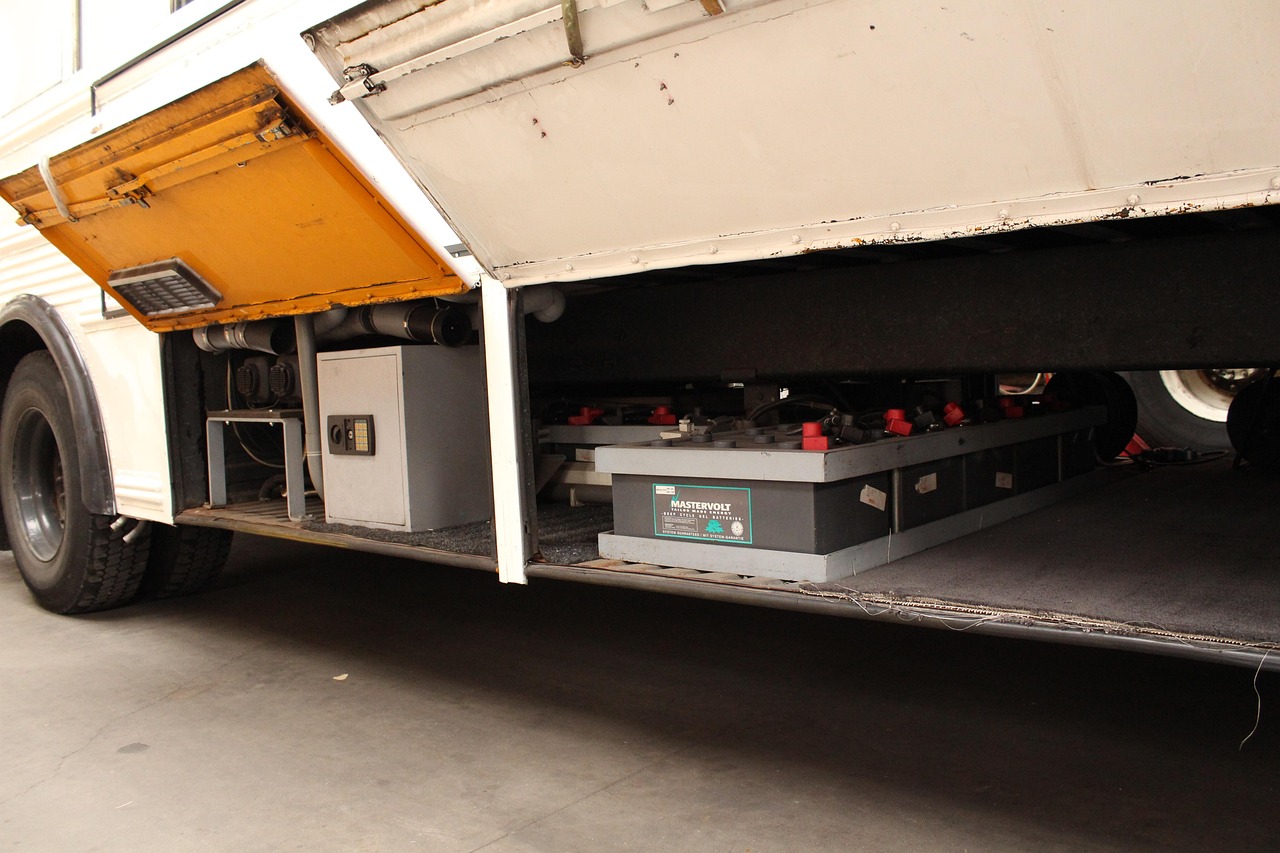 Compartiment batterie et installation électrique sous un van aménagé