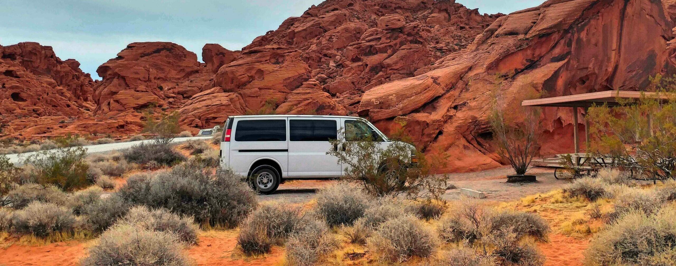 Budget vanlife Van garé dans un paysage naturel, illustration du mode de vie vanlife