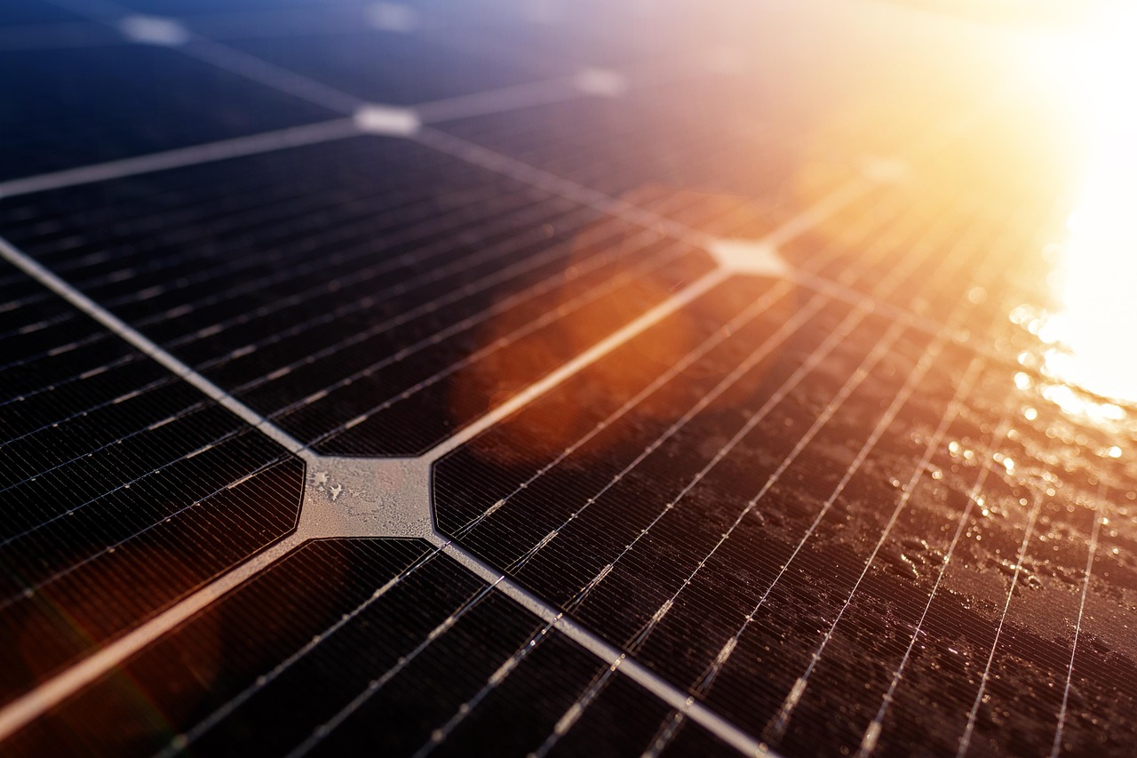 Cellules d'un panneau solaire photovoltaïque au soleil, utilisé pour l'autonomie électrique d'un van