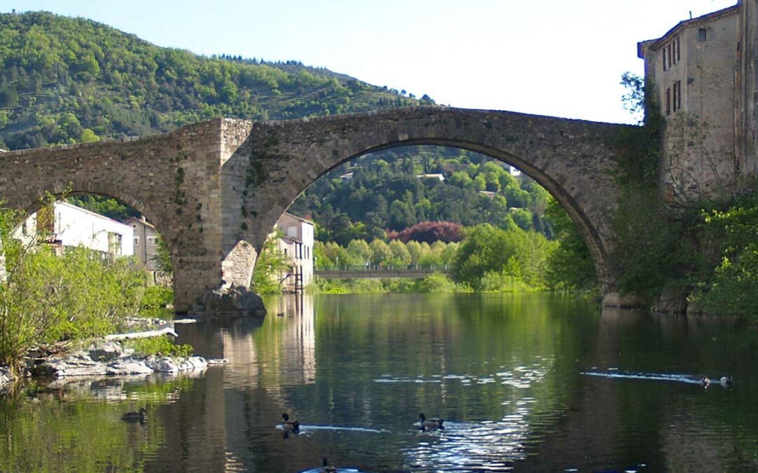 Chemin de Saint-Guilhem : histoire, parcours et conseils pour marcher de l&rsquo;Aubrac à la Méditerranée