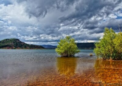 Lac du Salagou en van : terres rouges, baignade et ciel étoilé