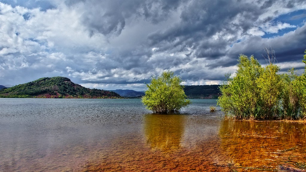 Lac du Salagou en van : terres rouges, baignade et ciel étoilé